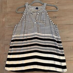 Old Navy B&W striped, sleeveless blouse split neck button-front detail Sz M EUC